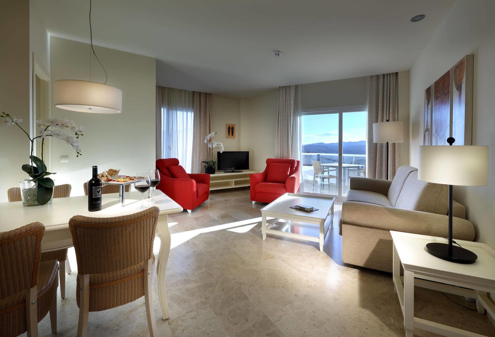 Cordial Golf Apartahotel 4*